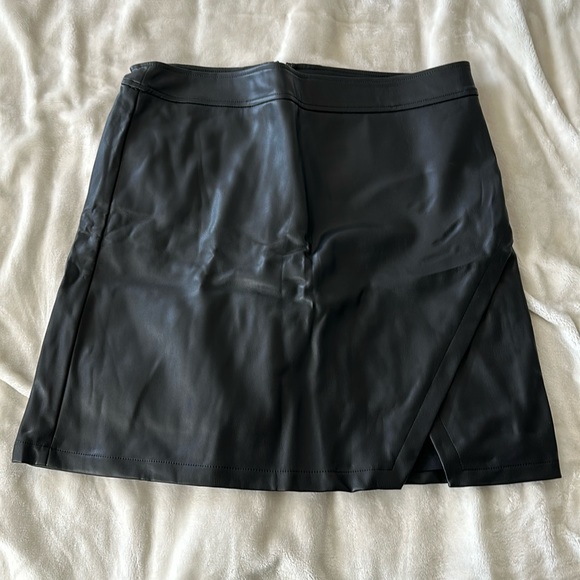 LOFT SIZE 12 LEATHER SKIRT WITH SLIT DETAIL - Picture 1 of 3